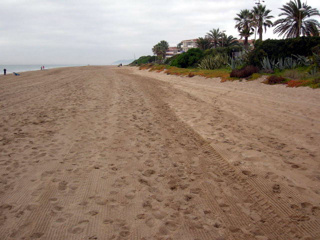 Tornada totalment a la normalitat de la platja de Gav Mar entre els carrers de Blanes i de Cadaqus on hi havia hagut regressions de la platja l'octubre de l'any 2010 (9 de Desembre de 2011)